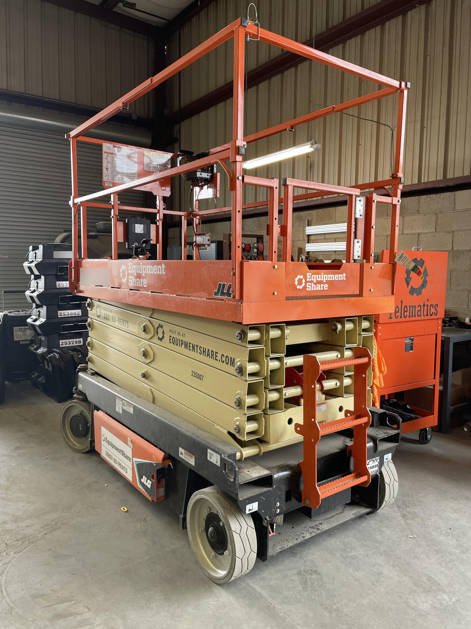 2022 JLG ES3246