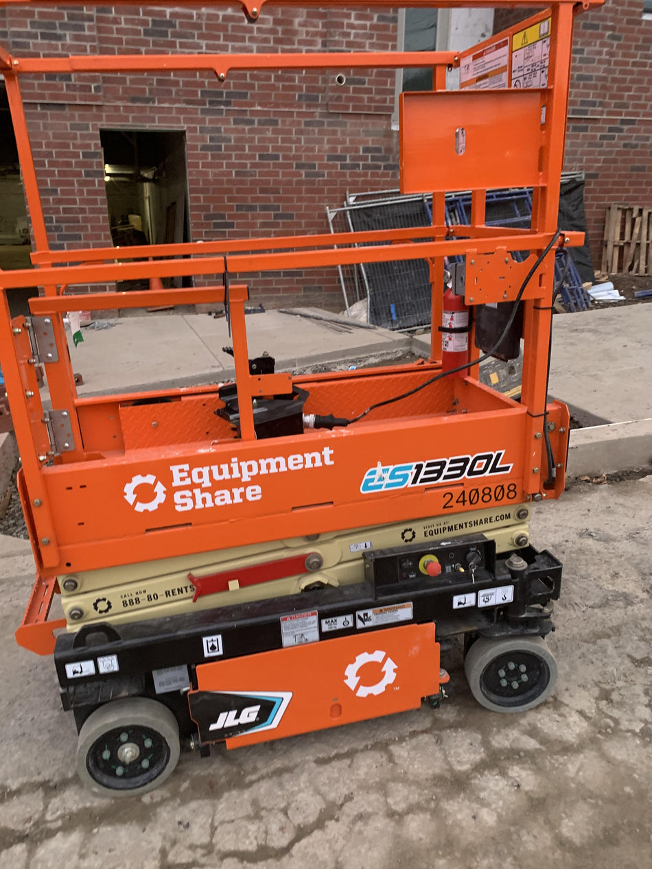2022 JLG ES1330L