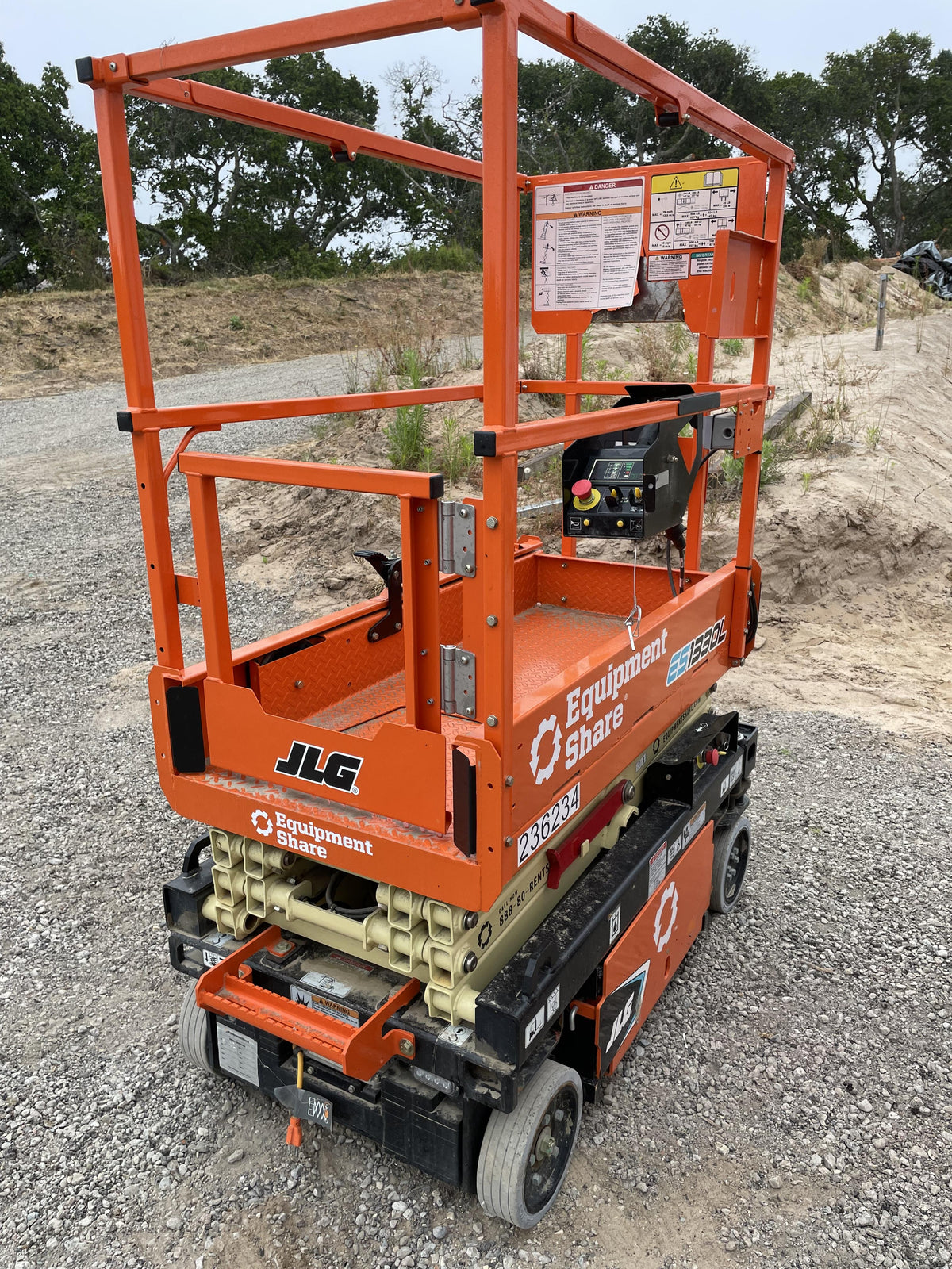 2022 JLG ES1330L