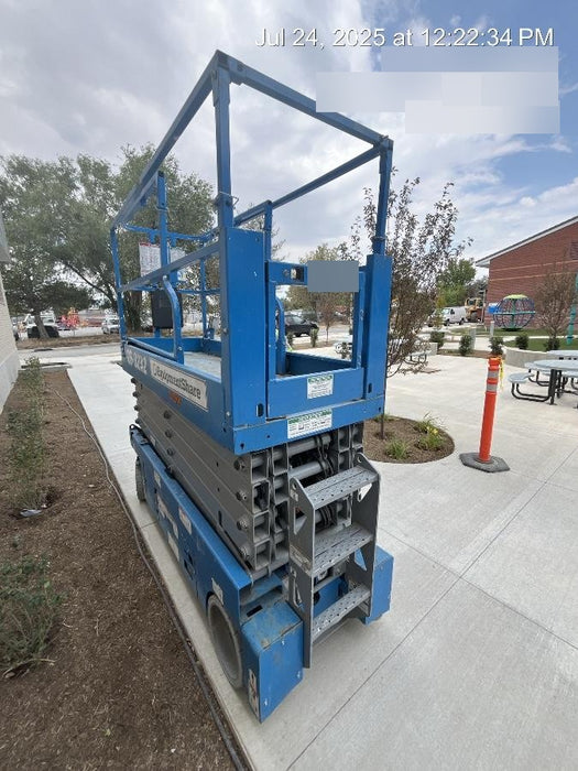 2019 Genie GS-3232 Folding rails with half height swing gate, 800 Amp Inverter