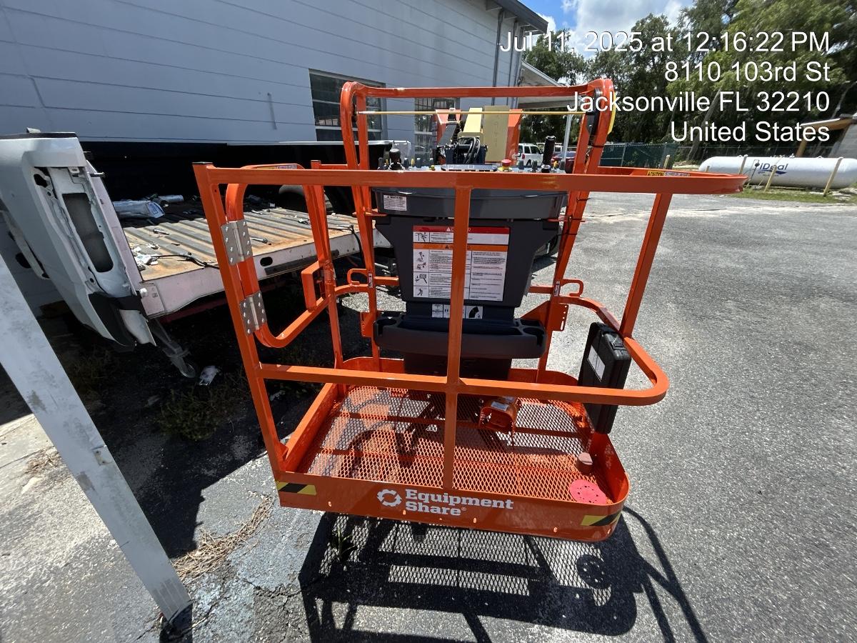 2025 JLG E300AJP