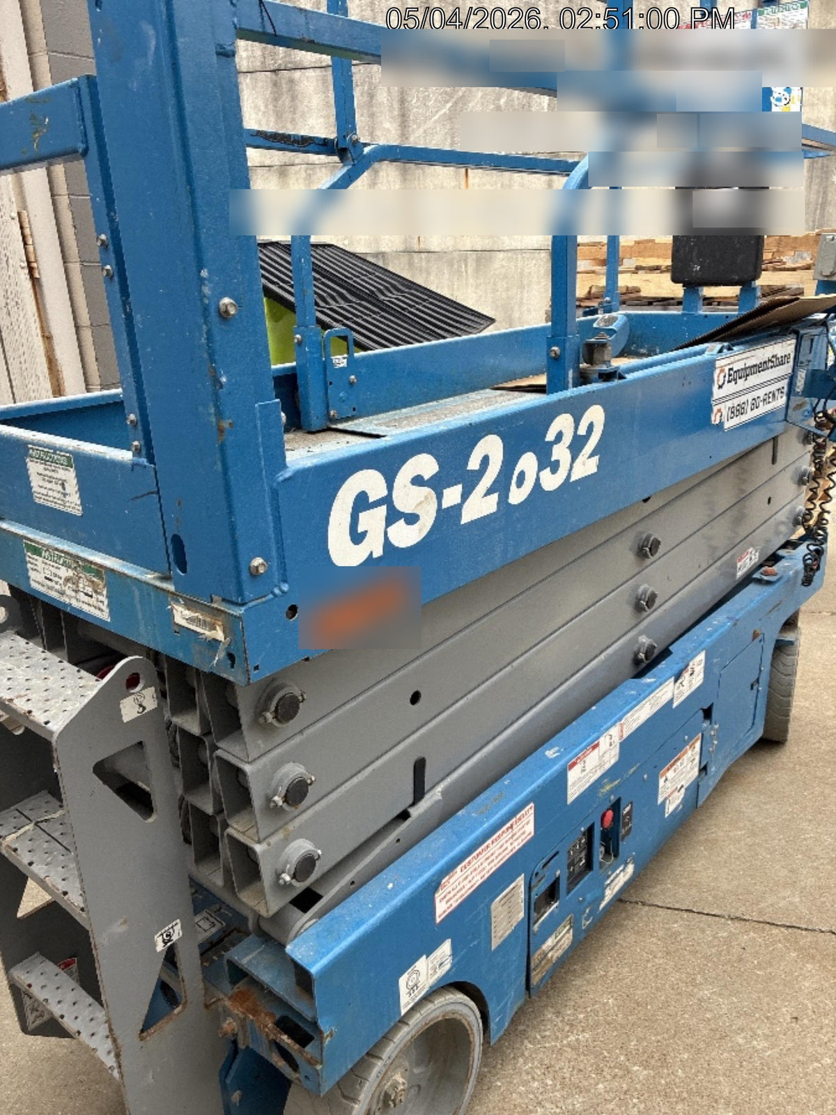 2019 Genie GS-2632 Folding rails with half height swing gate