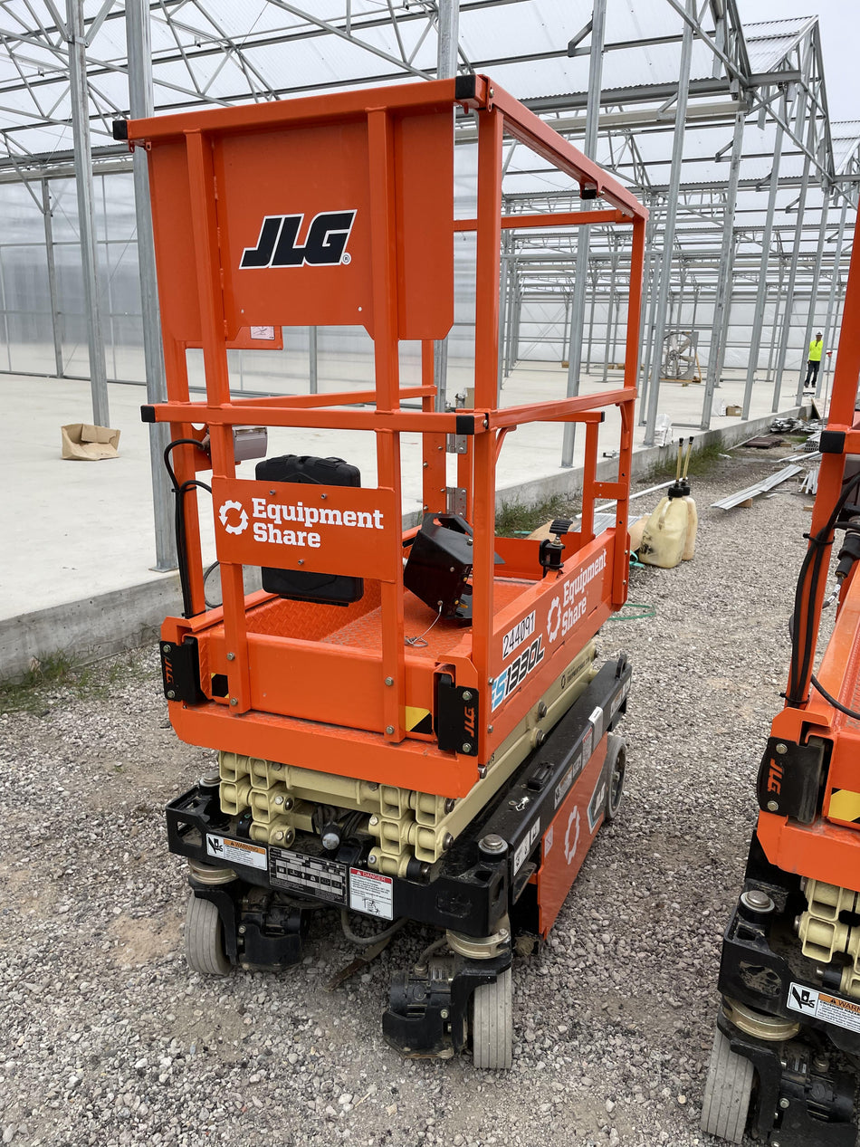 2022 JLG ES1330L