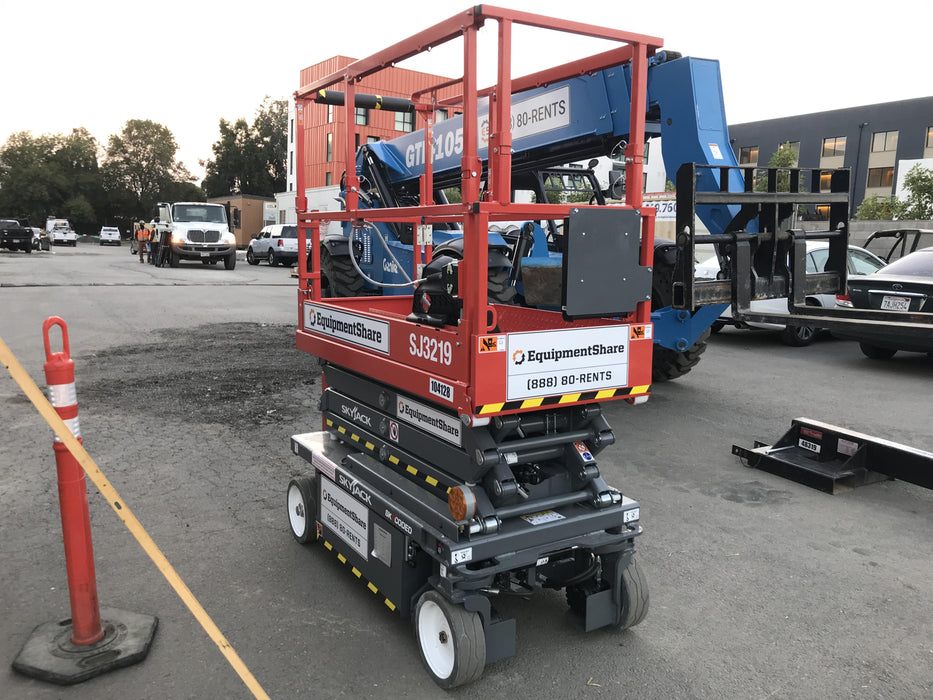 2020 Skyjack SJIII-3219 Solid NM Tires, Half height spring hinged entry gate, Dual Beacons, 800W Inverter