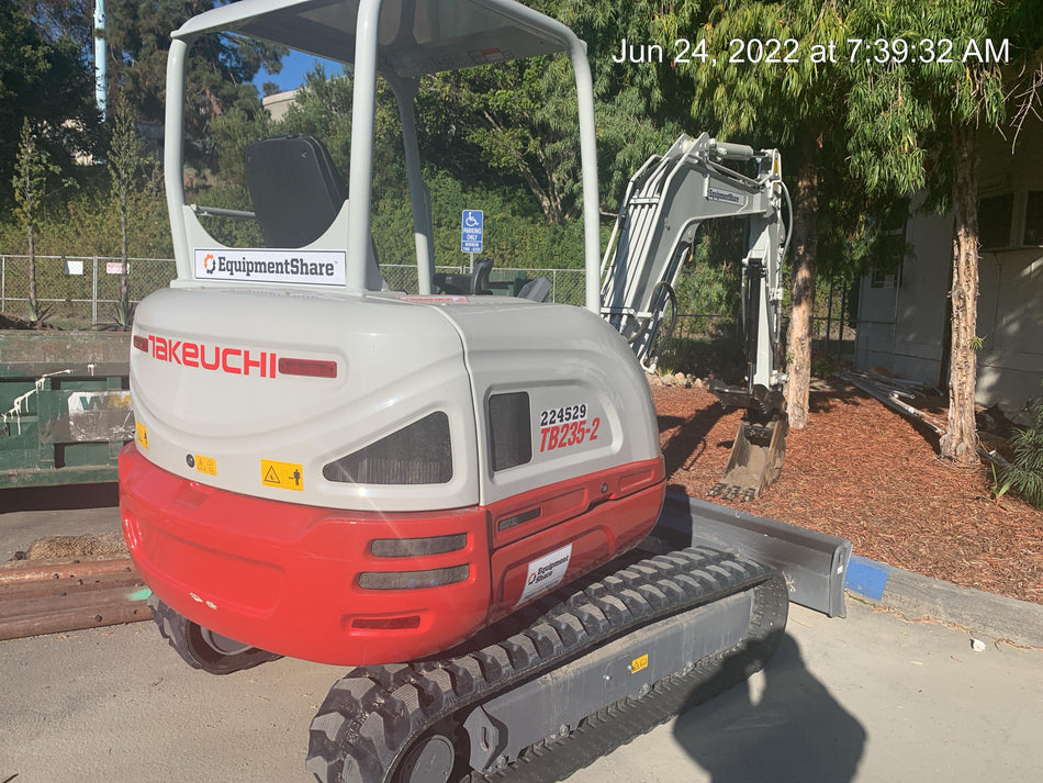 2022 TAKEUCHI TB235-2R