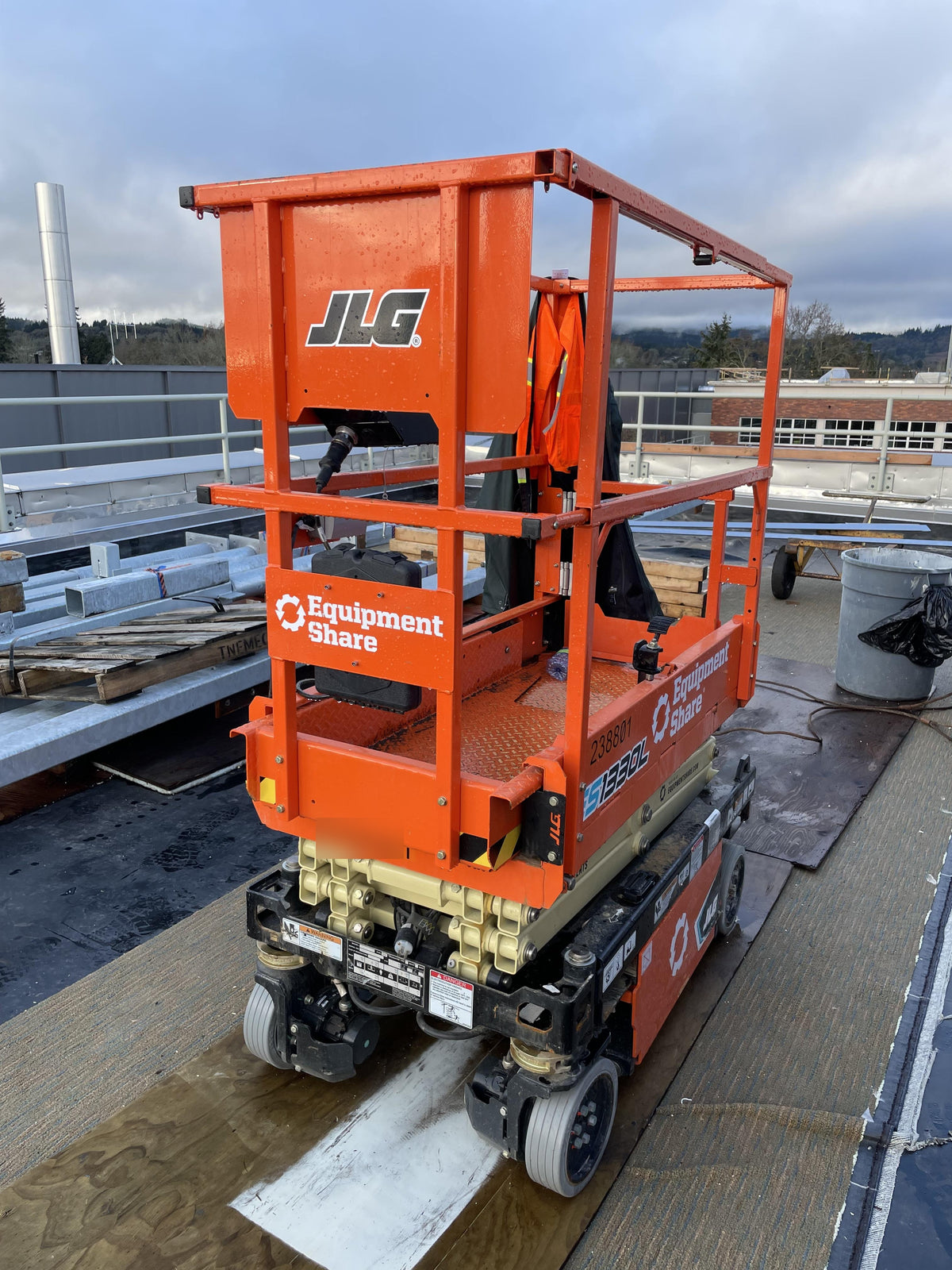 2022 JLG ES1330L