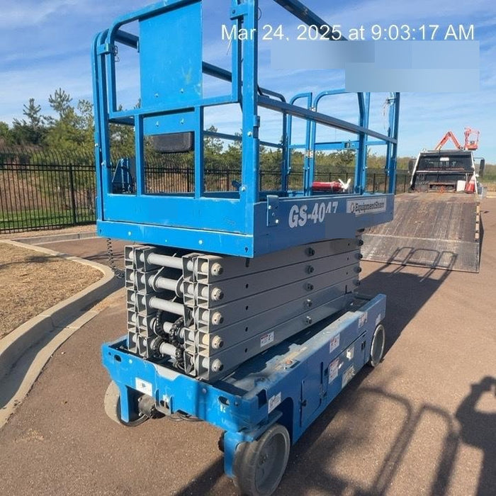 2019 Genie GS-4047 Folding rails with half height swing gate
