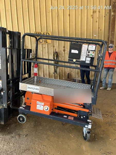 2023 JLG 1030P