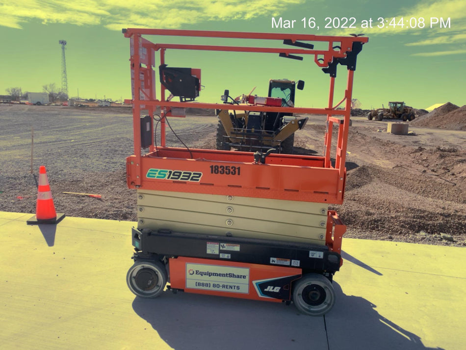 2021 JLG ES1932