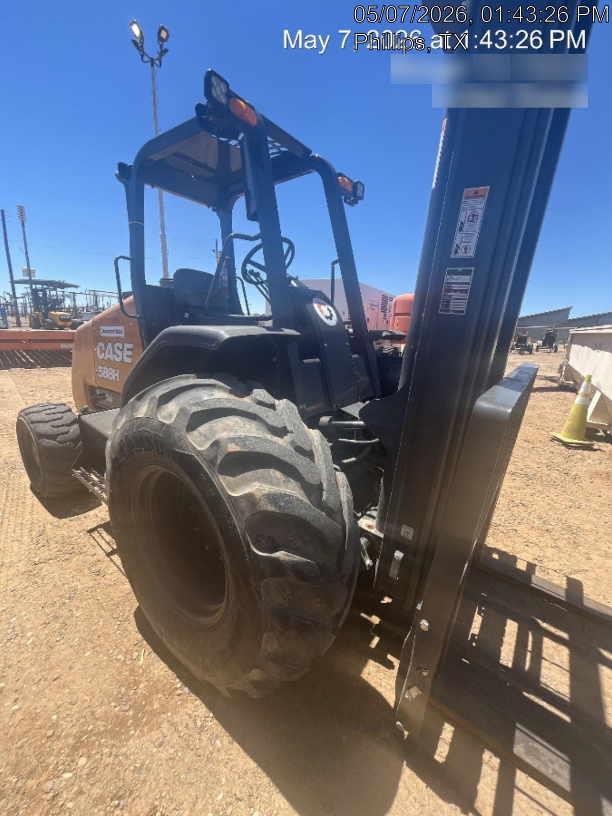 2023 CASE 588H