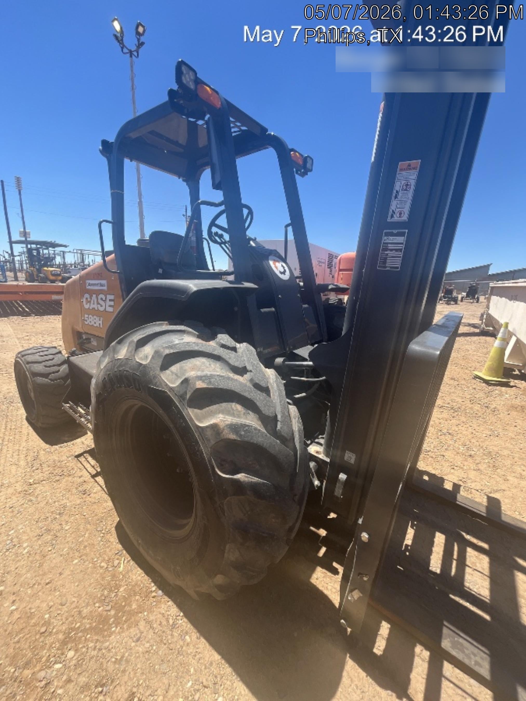2023 CASE 588H