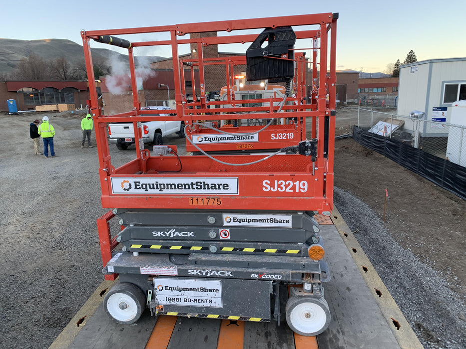 2020 Skyjack SJIII-3219 Solid NM Tires, Half height spring hinged entry gate, Dual Beacons, 800W Inverter