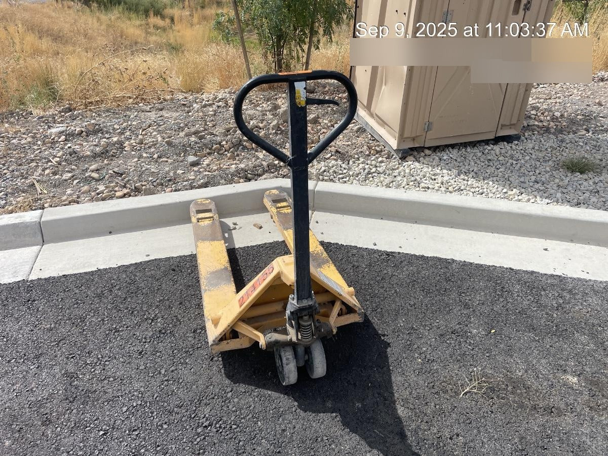 2022 CROWN 5,500lb Manual Pallet Jack - Crown