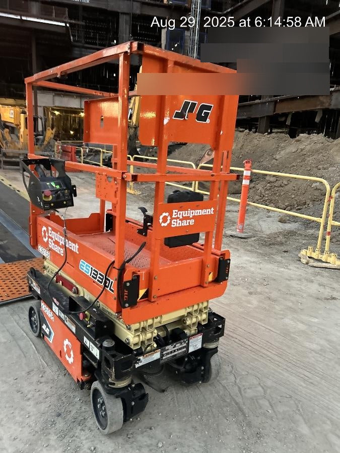 2022 JLG ES1330L