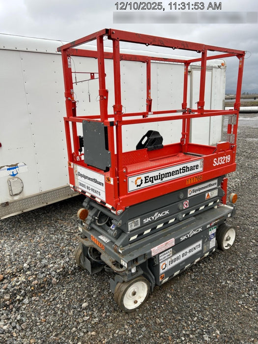 2020 Skyjack SJIII-3219 Solid NM Tires, Half height spring hinged entry gate, Dual Beacons, 800W Inverter