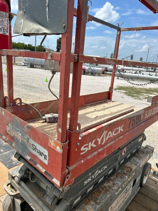 2018 Skyjack SJIII-3219 Skyjack SJIII3219 Scissor Lift w/Trojan Batteries