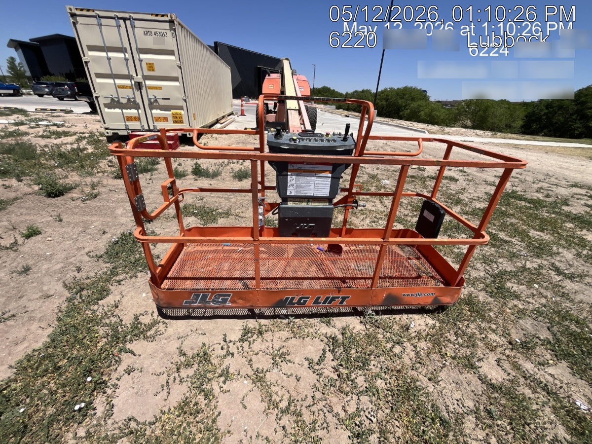 2012 JLG 800S