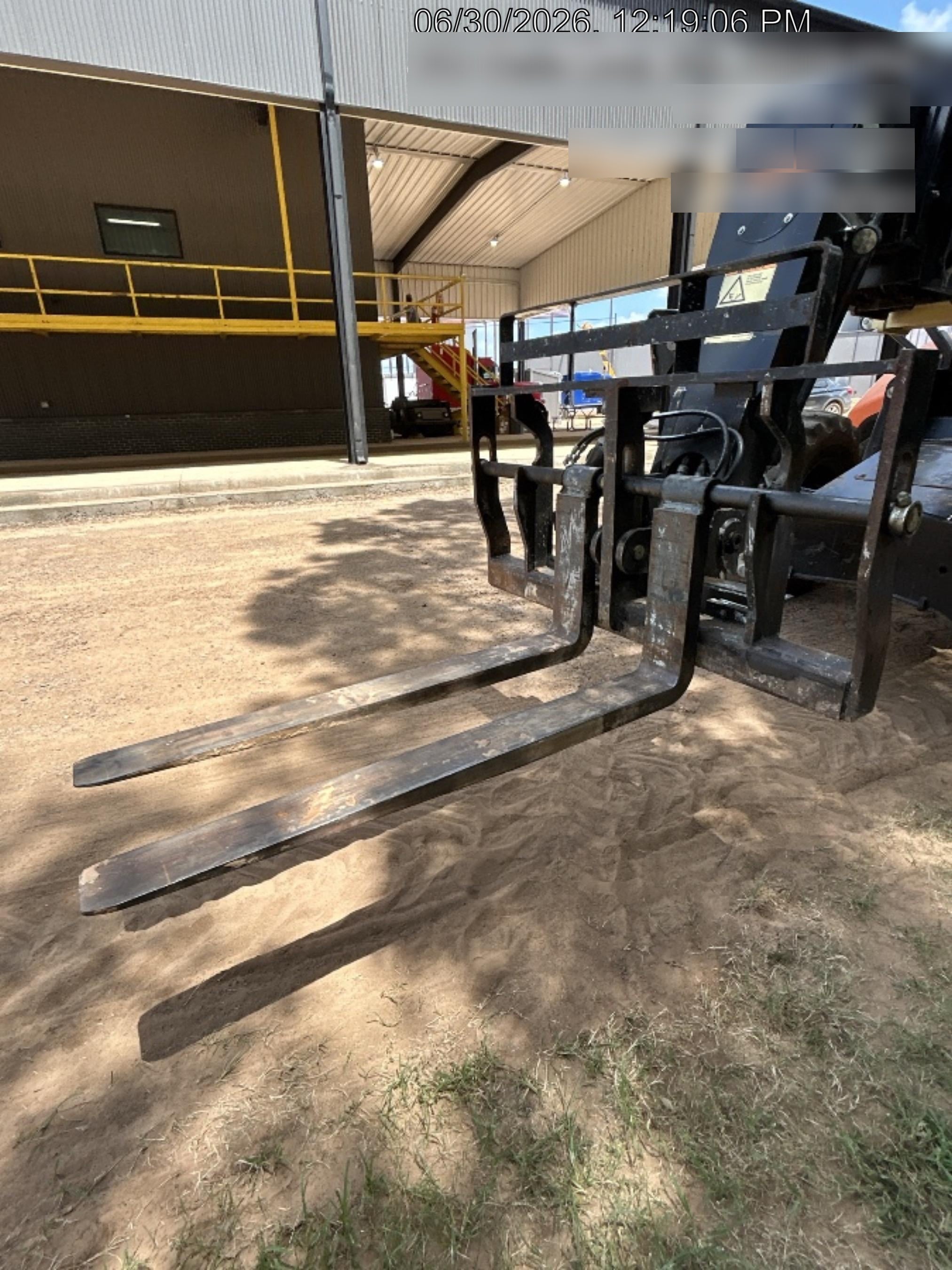 2022 JLG 1075