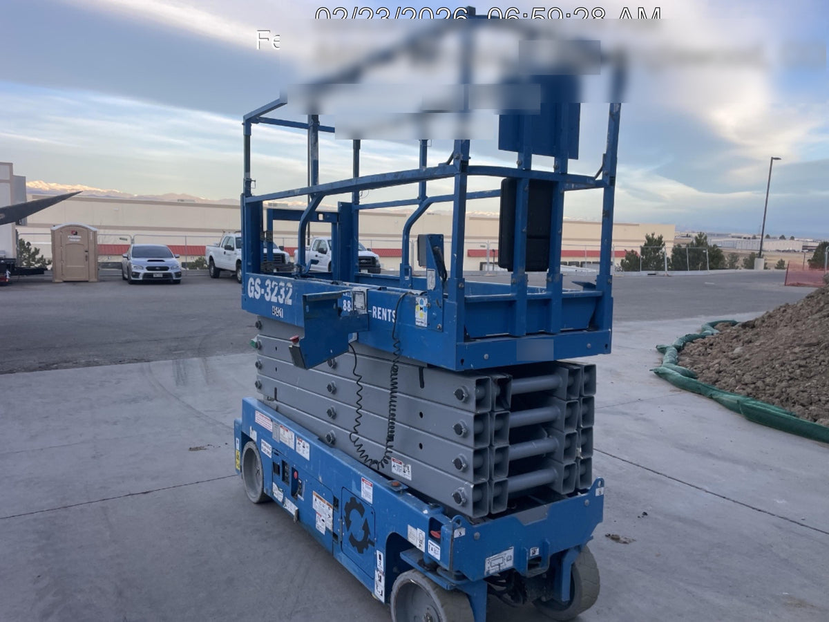 2019 Genie GS-3232 Folding rails with half height swing gate, 800 Amp Inverter