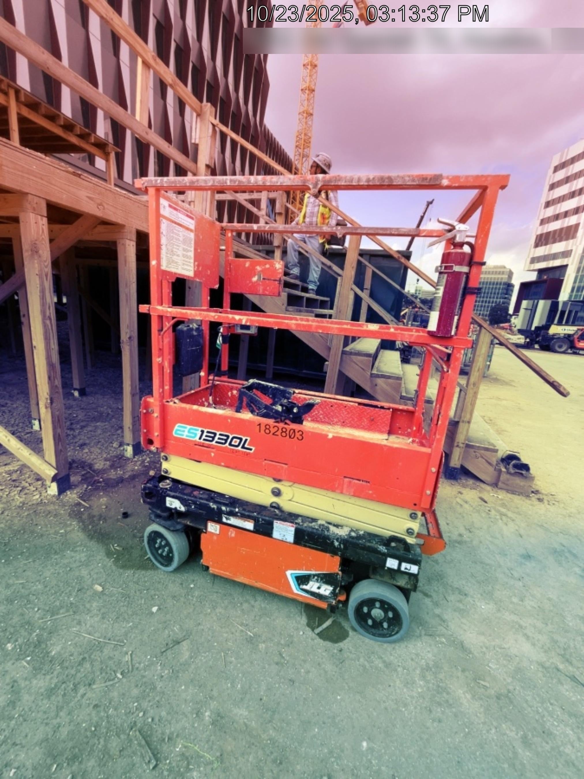 2021 JLG ES1330L