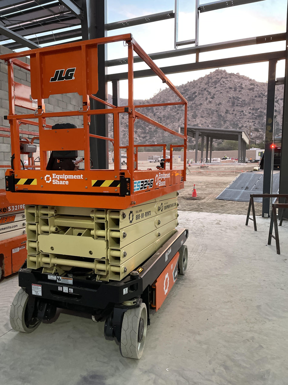 2022 JLG ES3246