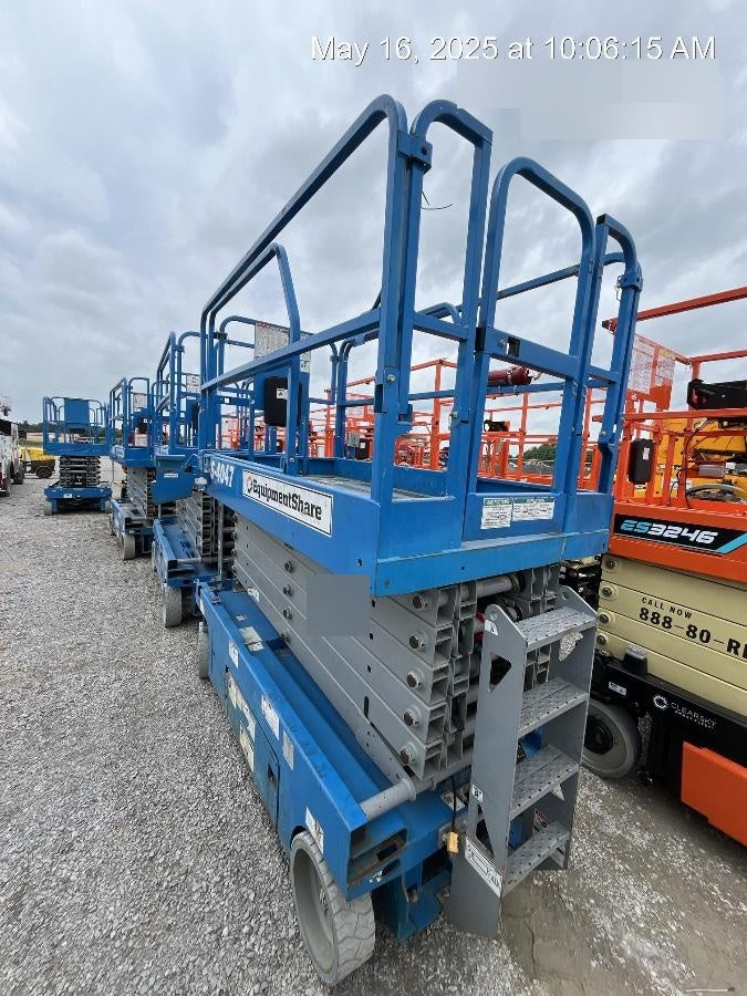 2019 Genie GS-4047 Folding rails with half height swing gate