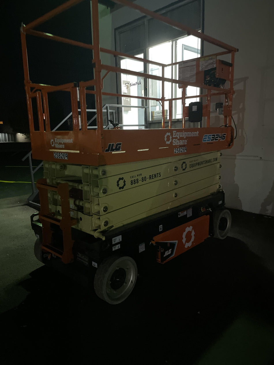 2022 JLG ES3246