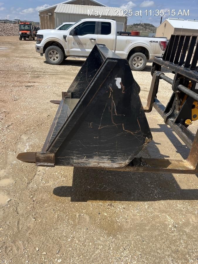 2017 SKYTRAK 70" Bucket, Telehandler 6k-7k