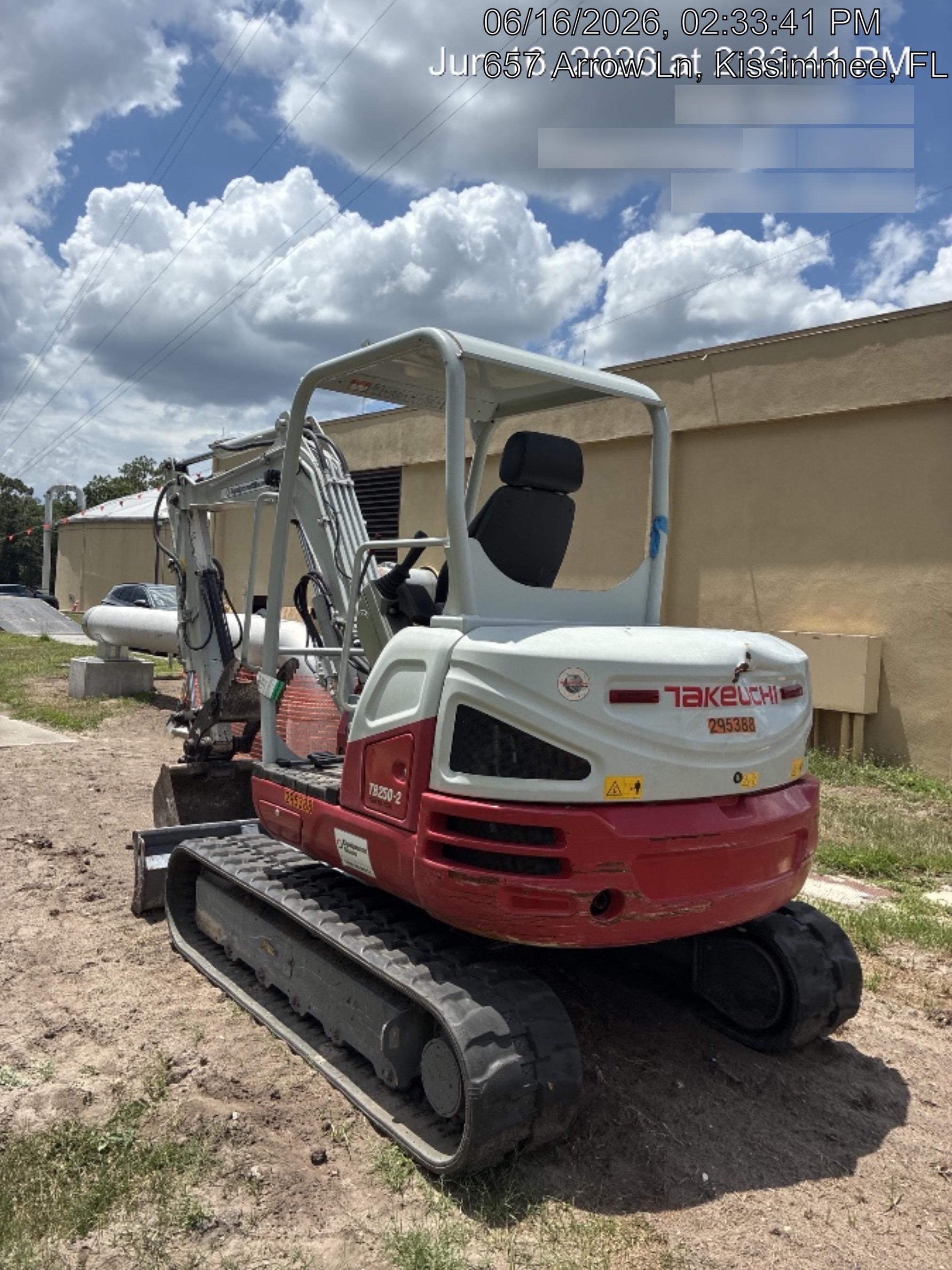 2023 TAKEUCHI TB250-2R