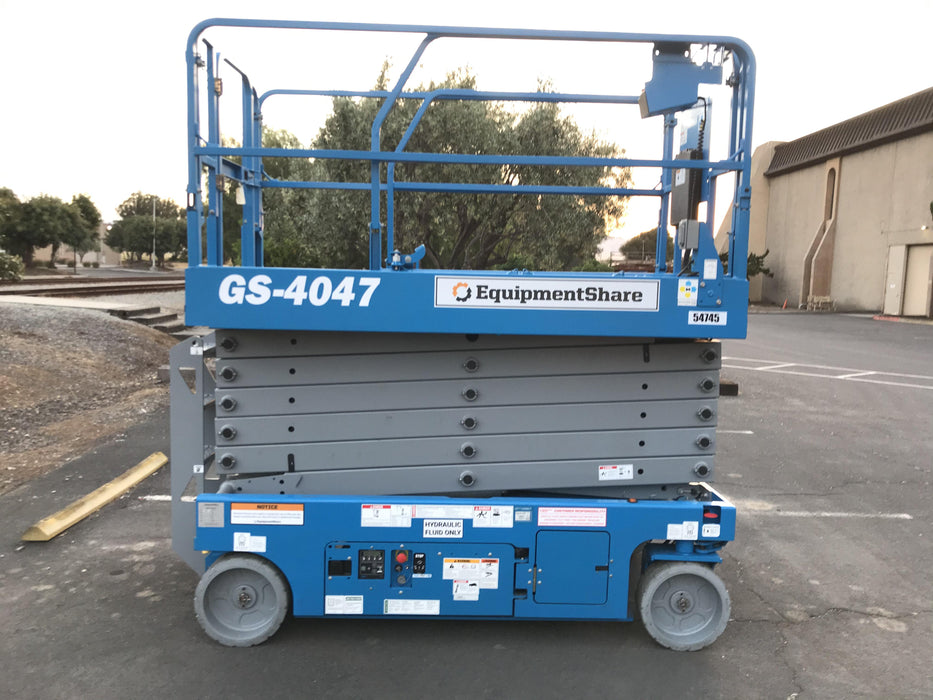 2019 Genie GS-4047 Folding rails with half height swing gate, 800W Inverter