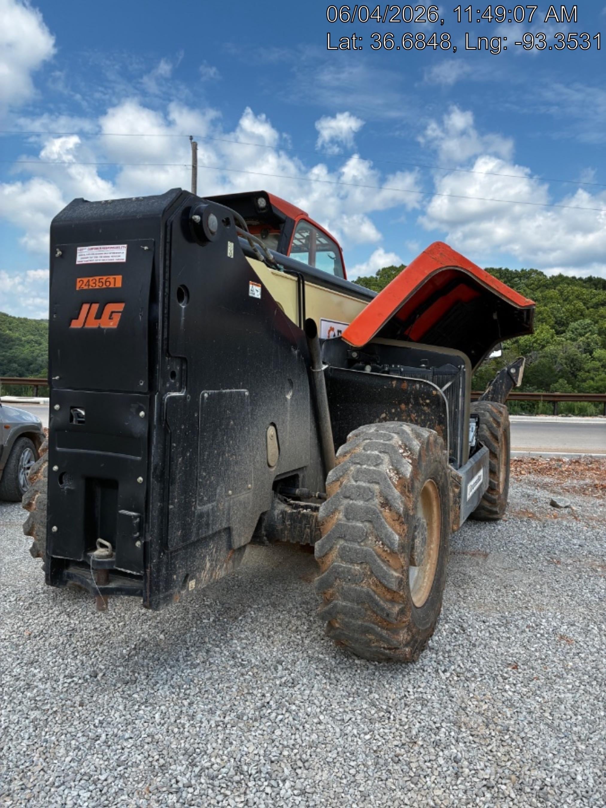 2022 JLG 1075