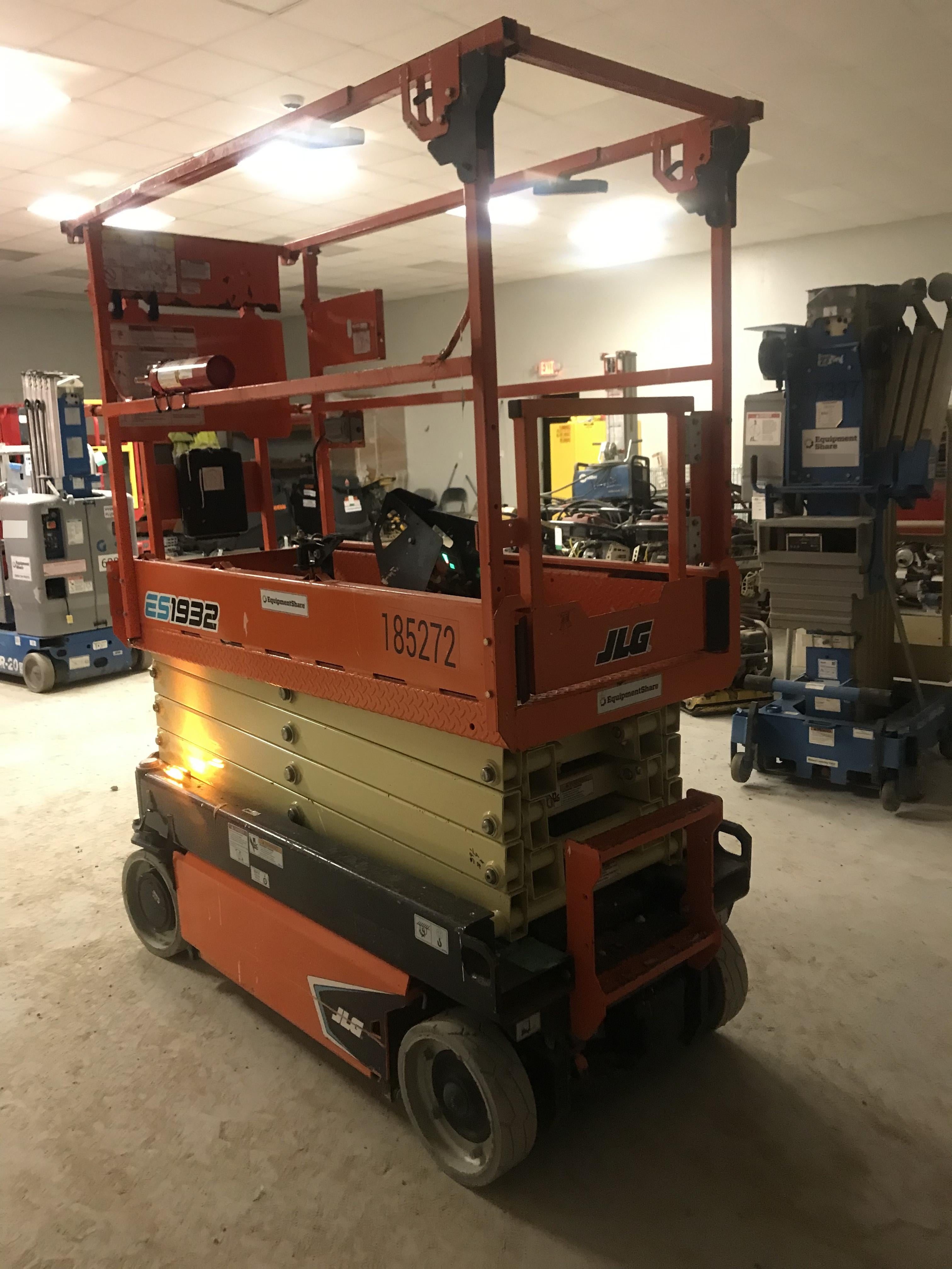 2021 JLG ES1932