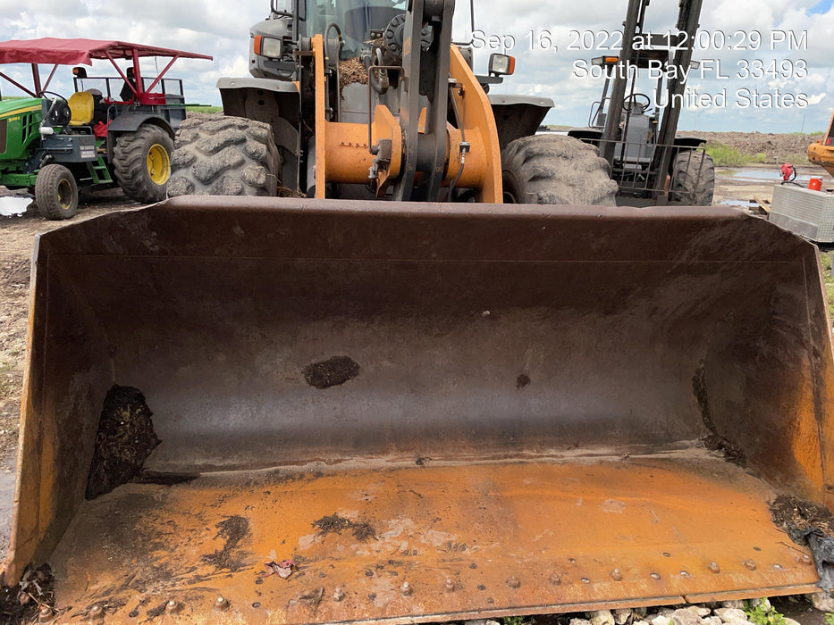 2017 Case 821G CLOSED CAB, JRB 418 STYLE HYD COUPLER