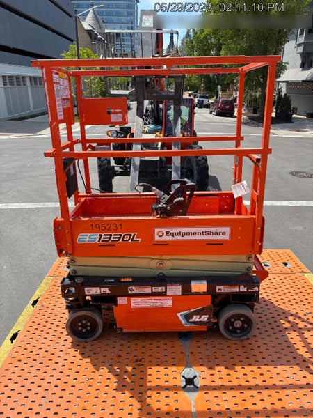2021 JLG ES1330L