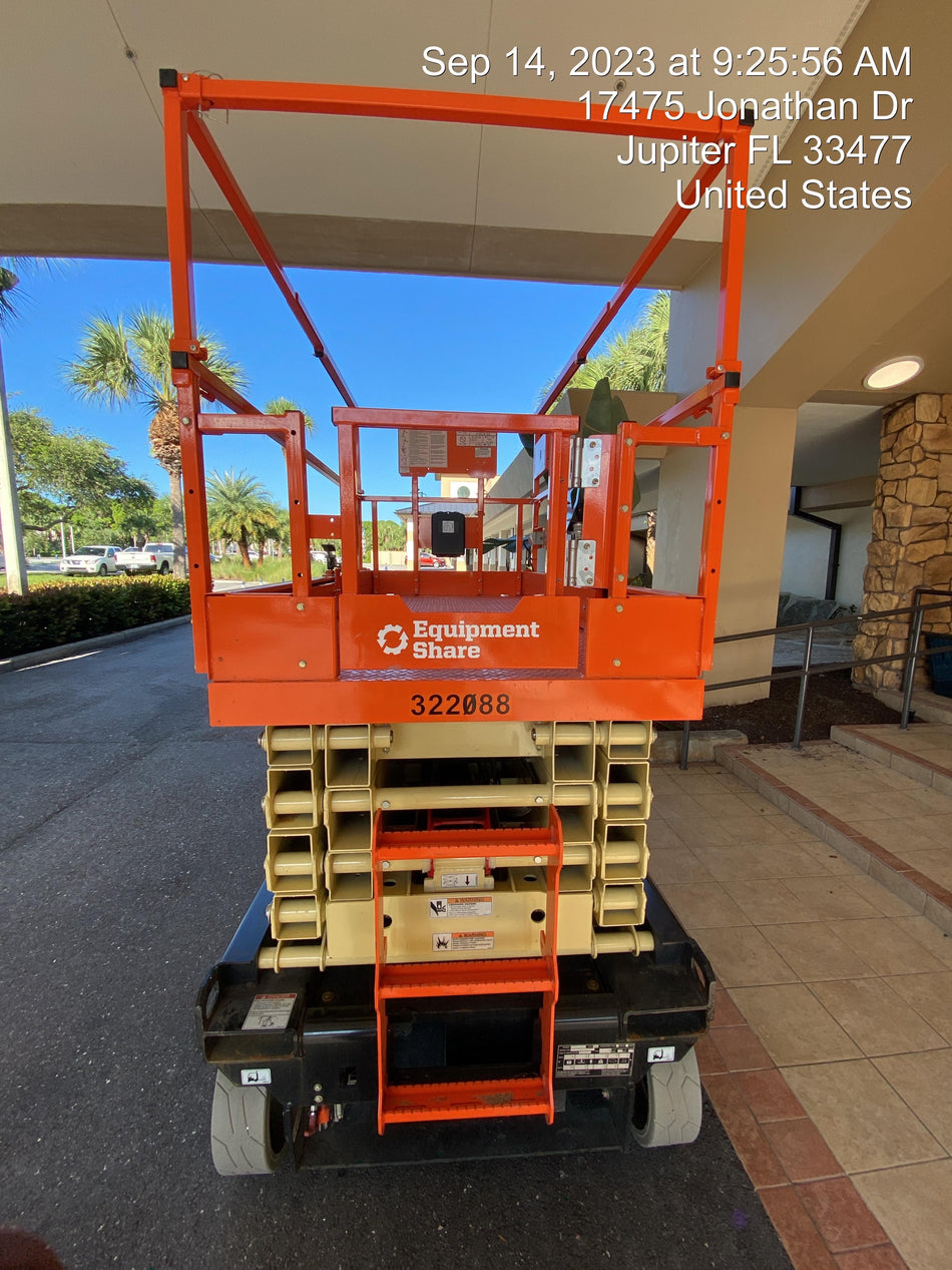 2023 JLG ES3246