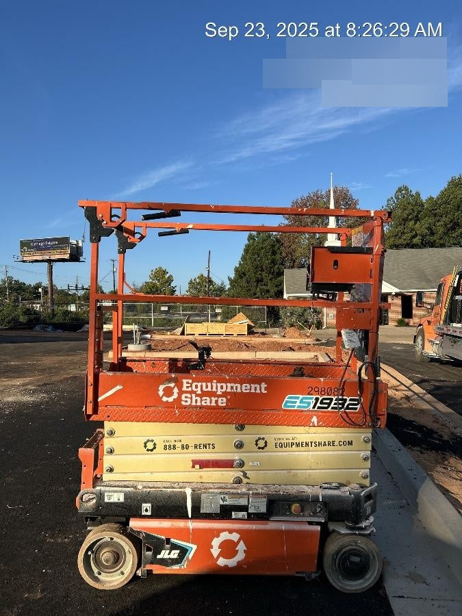 2023 JLG ES1932
