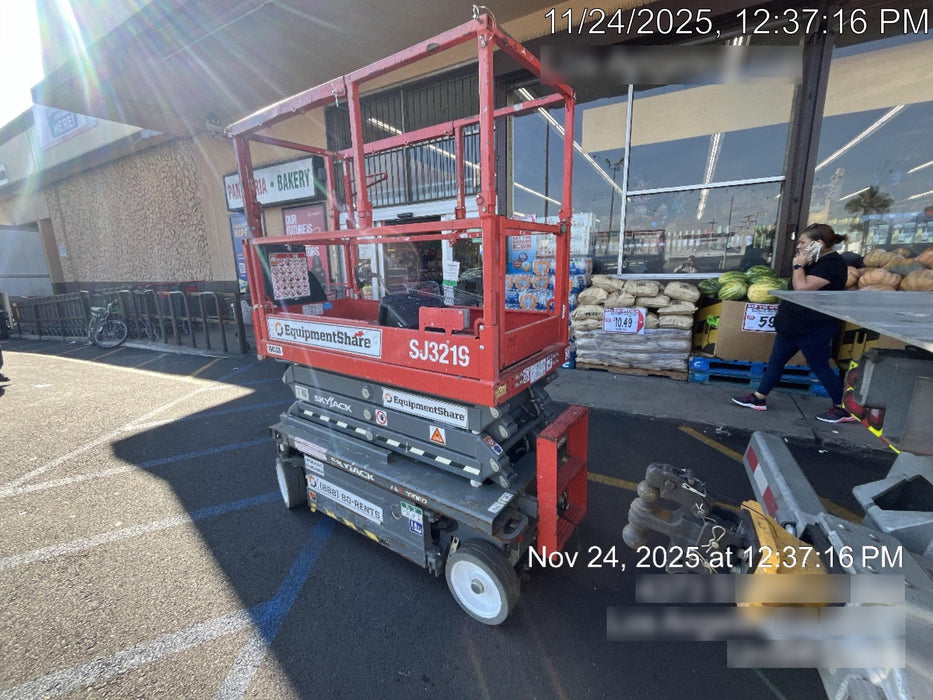 2020 Skyjack SJIII-3219 Solid NM Tires, Half height spring hinged entry gate, Dual Beacons, 800W Inverter