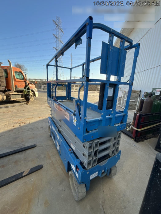 2019 Genie GS-2632 Folding rails with half height swing gate