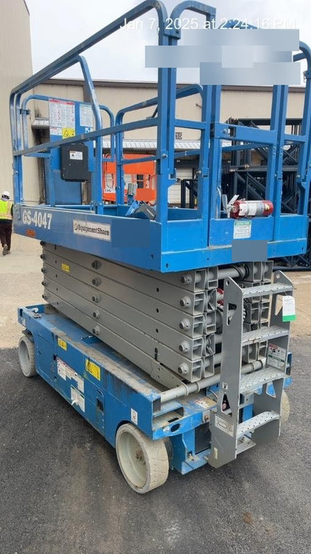 2019 Genie GS-4047 Folding rails with half height swing gate