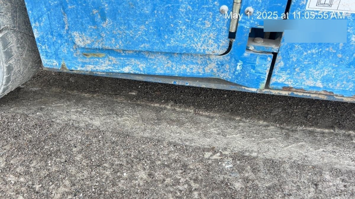 2019 Genie GS-2632 Folding rails with half height swing gate