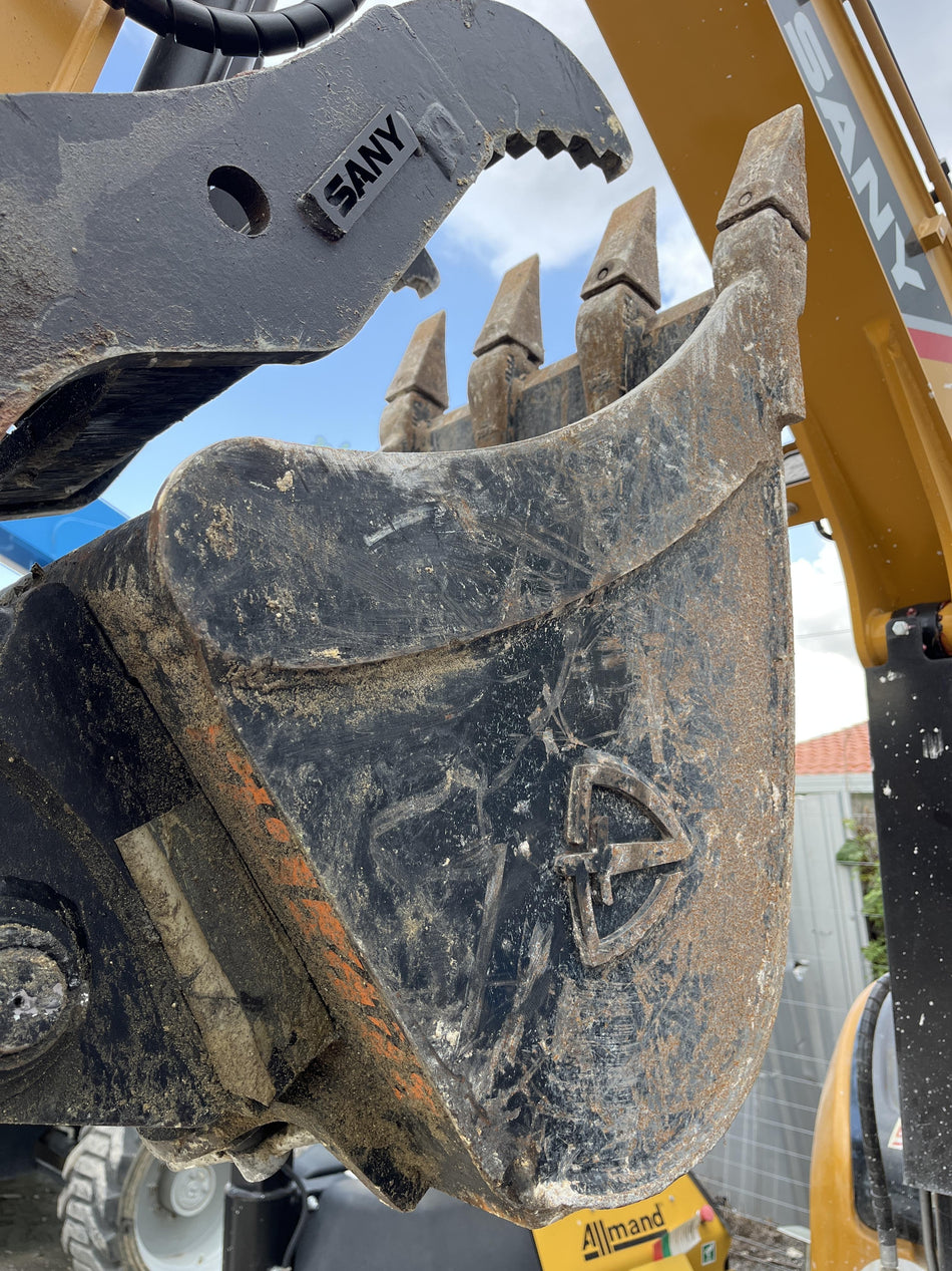 2022 PALADIN 18" Bucket - Paladin
