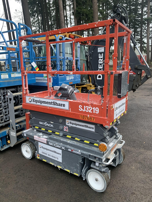 2020 Skyjack SJIII-3219 Solid NM Tires, Half height spring hinged entry gate, Dual Beacons, 800W Inverter