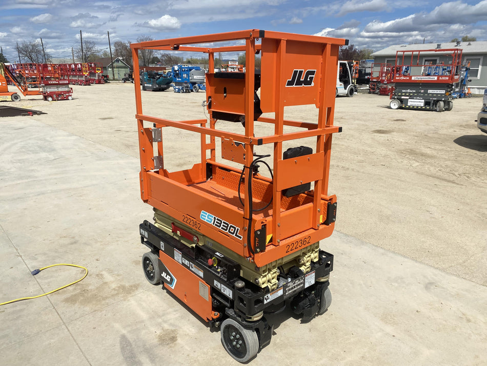 2022 JLG ES1330L