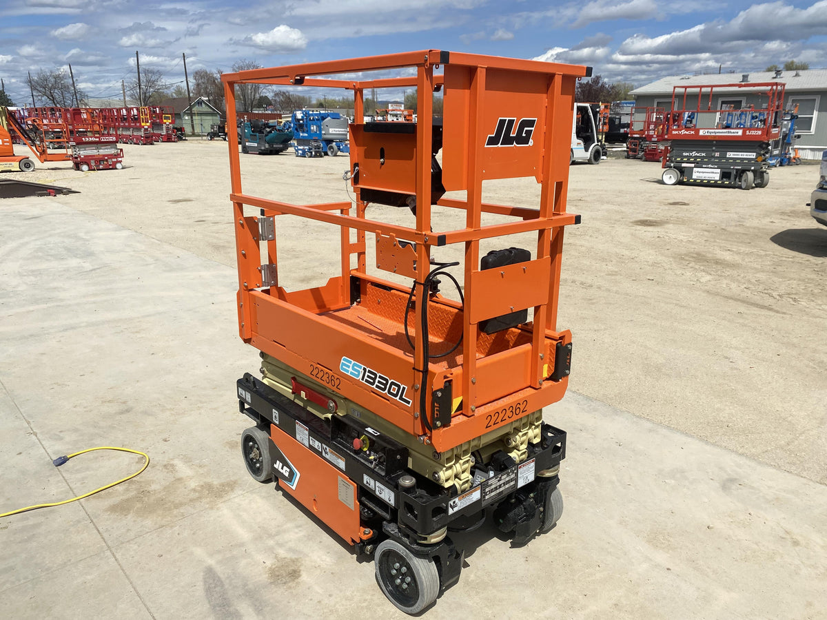 2022 JLG ES1330L