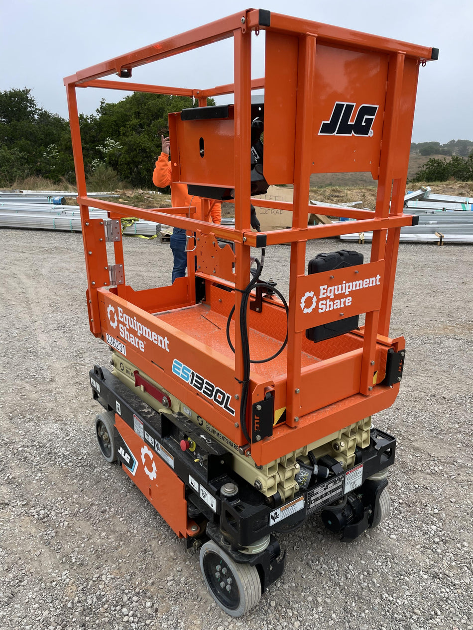 2022 JLG ES1330L