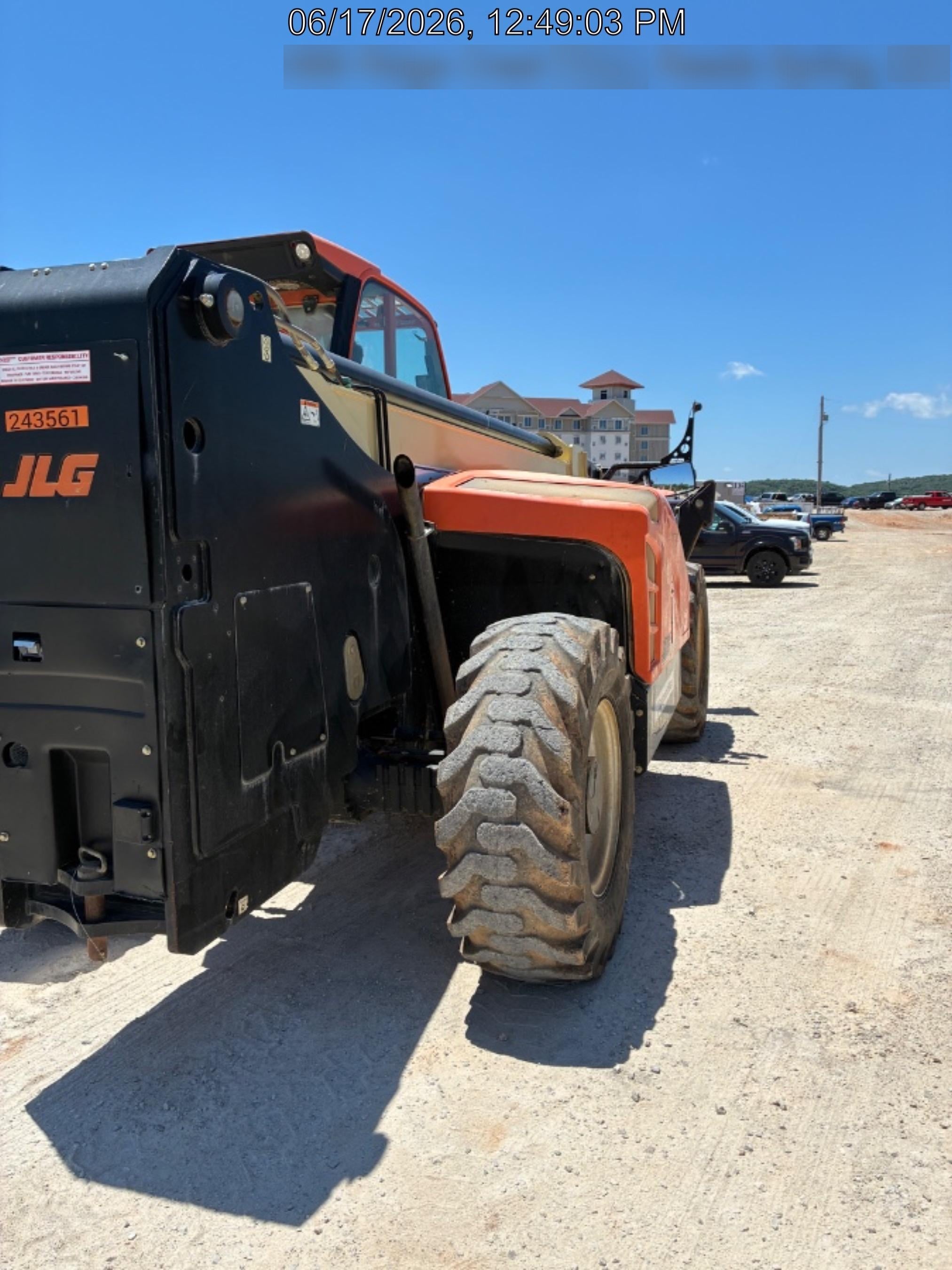 2022 JLG 1075