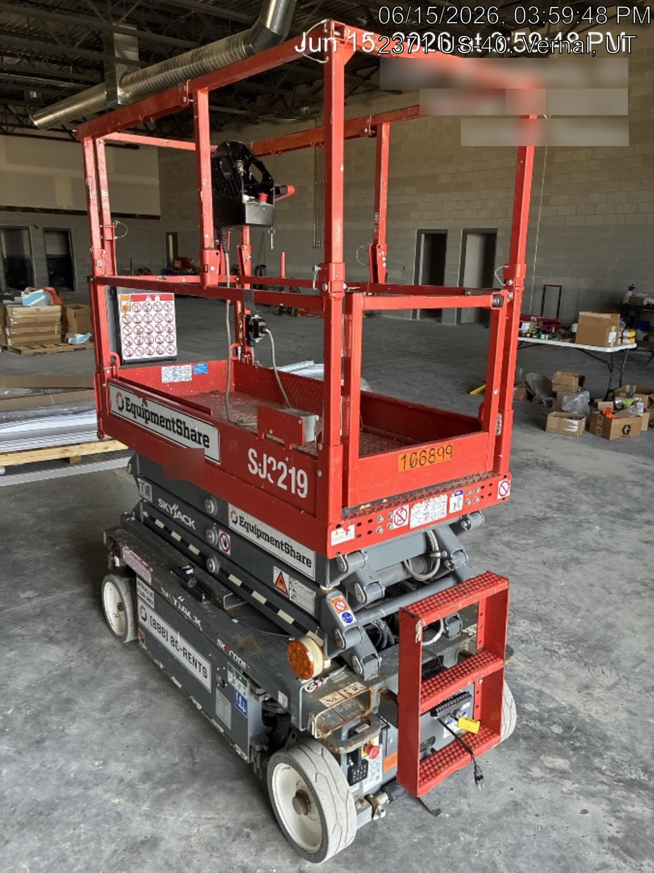 2020 Skyjack SJIII-3219 Solid NM Tires, Half height spring hinged entry gate, Dual Beacons, 800W Inverter