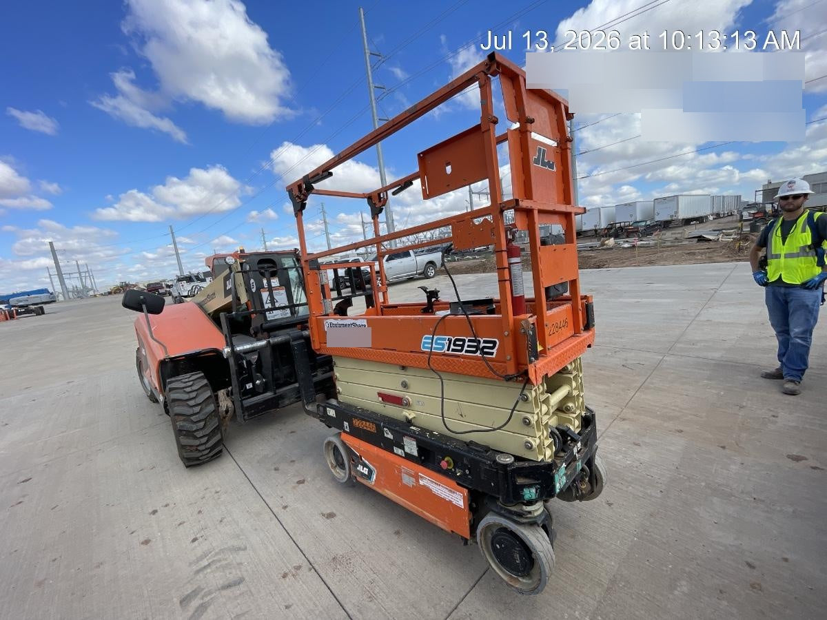 2022 JLG ES1932