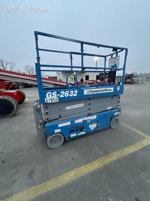 2019 Genie GS-2632 Folding rails with half height swing gate