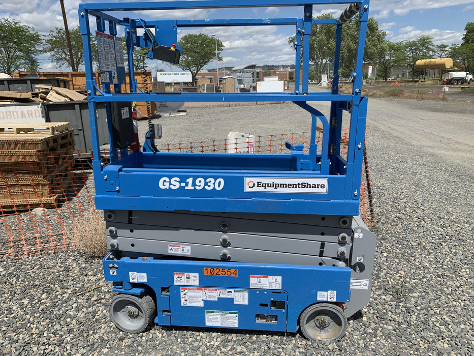 2020 Genie GS-1930 Solid Non Marking Tires, Beacon, Folding rails with half height swing gate, 800W Inverter